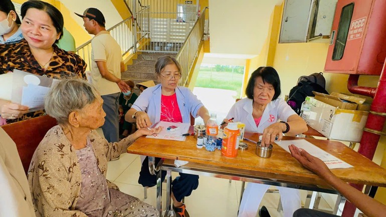 Bác sĩ khám bệnh cho bệnh nhân