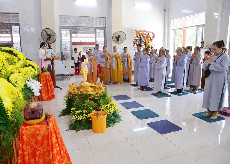 Chư Ni và Phật tử chùa Thanh Lâm trong nghi thức Tắm Phật truyền thống