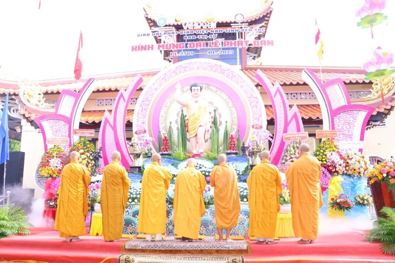 Chư tôn đức cử hành khóa lễ dâng hương bạch Phật tại lễ đài của Phật giáo tỉnh - chùa Viên Minh