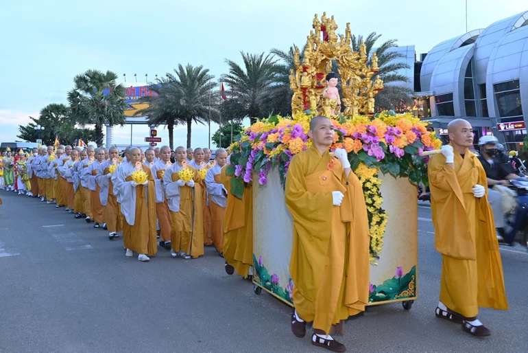 Cung rước tôn tượng kim thân Đức Phật sơ sinh tại TP.Vũng Tàu do Ban Trị sự GHPGVN tỉnh tổ chức