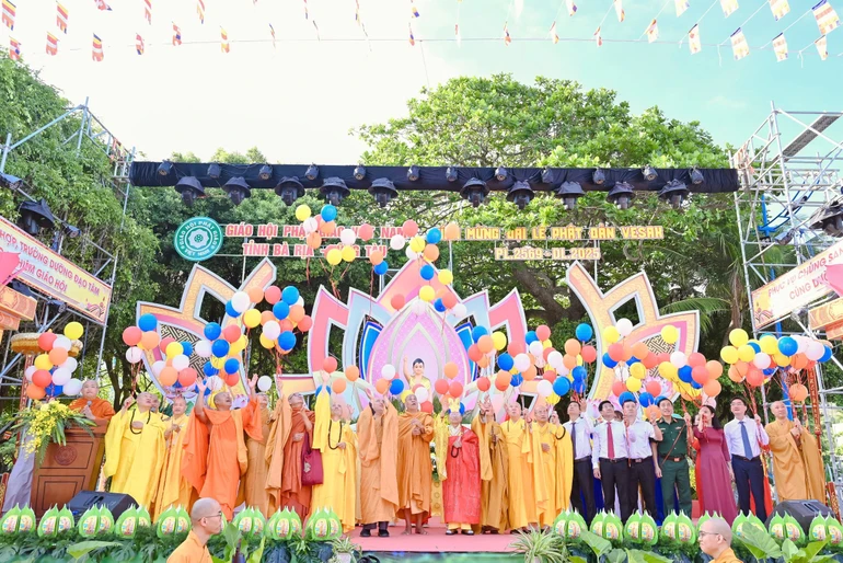 Chư tôn đức cùng đại diện lãnh đạo tỉnh thả bong bóng cầu nguyện hòa bình