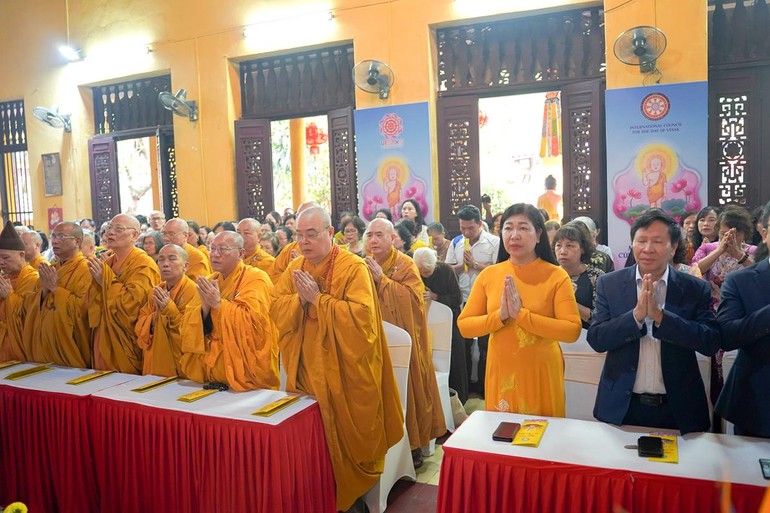 Chư tôn đức và đại biểu tham dự đảnh lễ Tam bảo