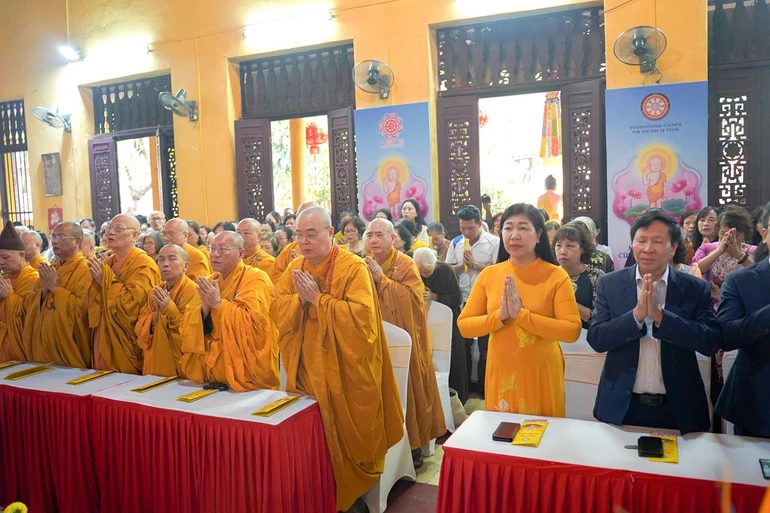 Chư tôn đức và đại biểu tham dự đảnh lễ Tam bảo