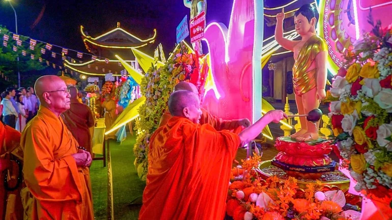 Thực hiện nghi thức Tắm Phật truyền thống