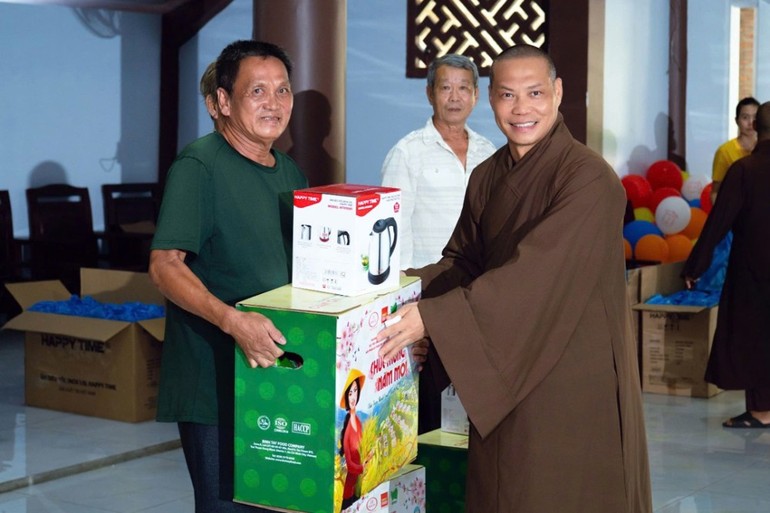 Thượng tọa Thích Trí Chơn trao quà đến những gia đình có hoàn cảnh khó khăn