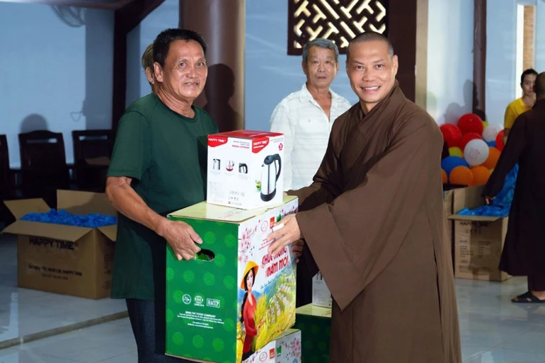 Thượng tọa Thích Trí Chơn trao quà đến những gia đình có hoàn cảnh khó khăn