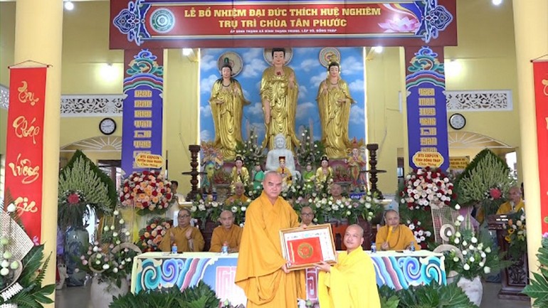 Thượng tọa Thích Tĩnh Triệt trao quyết định bổ nhiệm trụ trì chùa Tân Phước đến Đại đức Thích Huệ Nghiêm