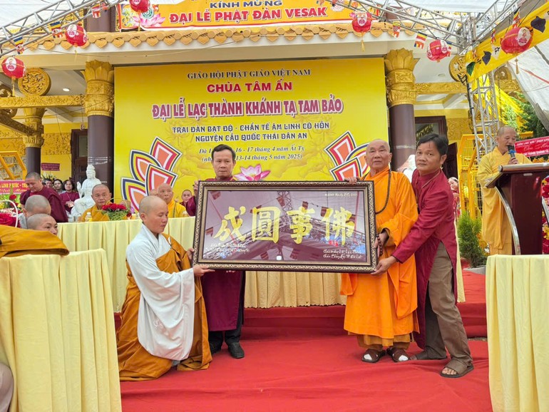 Hòa thượng Thích Thanh Tân trao quà lưu niệm chúc mừng