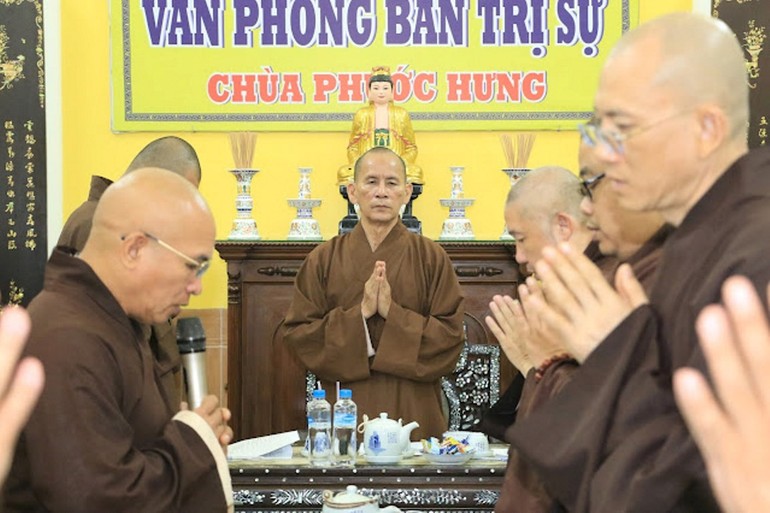 Chư tôn đức niệm Phật cầu gia bị trước buổi họp rà soát công tác tổ chức Đại giới đàn Thiện Huệ