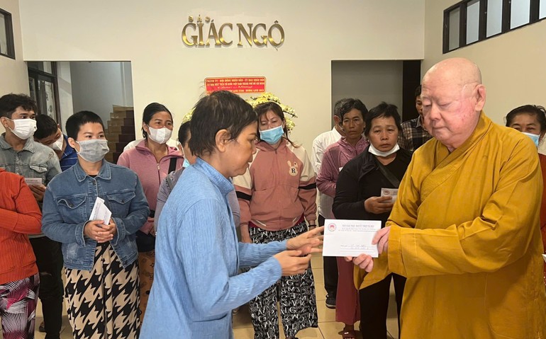 Hòa thượng Thích Duy Trấn trao tiền hỗ trợ của bạn đọc đến bệnh nhân