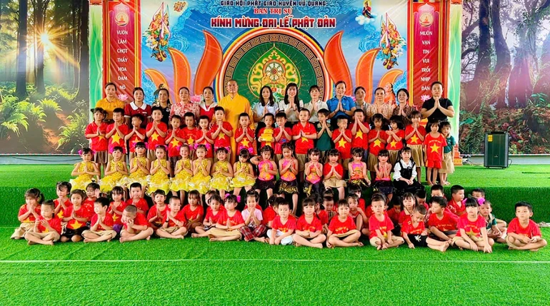 Các cháu hai trường mầm non, thầy cô giáo và phụ huynh về sinh hoạt tại chùa Phượng Hoàng