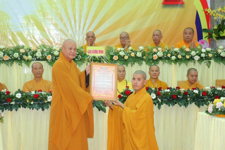  Thượng tọa Thích Huệ Đức trao quyết định bổ nhiệm trụ trì chùa Thiên Quang đến Đại đức Thích Thiện Hỷ