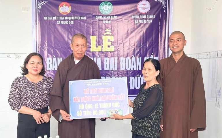 Đoàn từ thiện bàn giao nhà đại đoàn kết đến hộ anh Lê Thành Đức, xã Phước Sơn, H.Tuy Phước