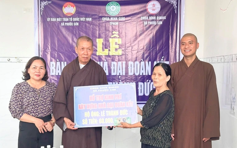 Đoàn từ thiện bàn giao nhà đại đoàn kết đến hộ anh Lê Thành Đức, xã Phước Sơn, H.Tuy Phước