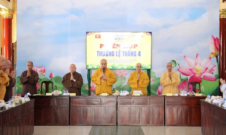 Niệm Phật cầu gia bị trước buổi họp