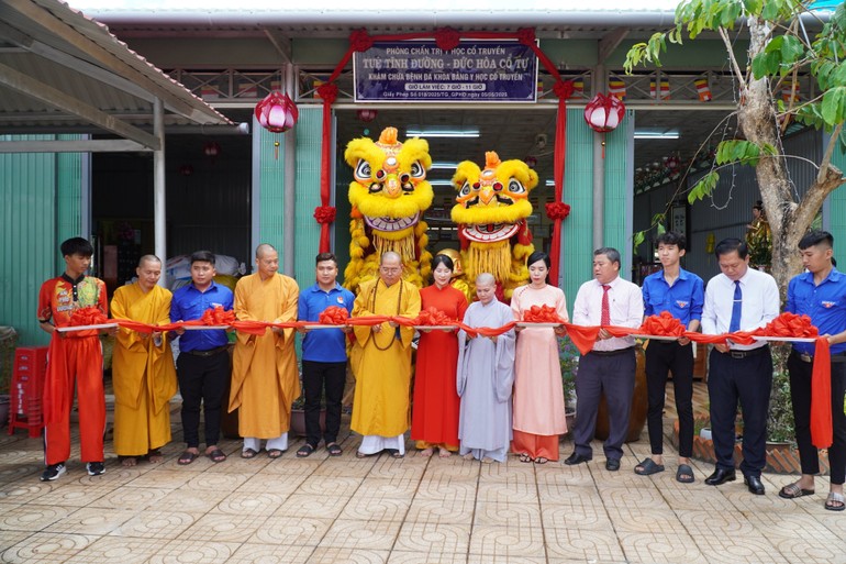 Cắt băng khai trương Phòng thuốc Đông y Tuệ Tĩnh đường Đức Hòa cổ tự