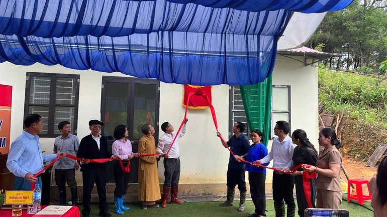 Tháo băng khánh thành, bàn giao nhà mới đến bà Hứa Thị Hương