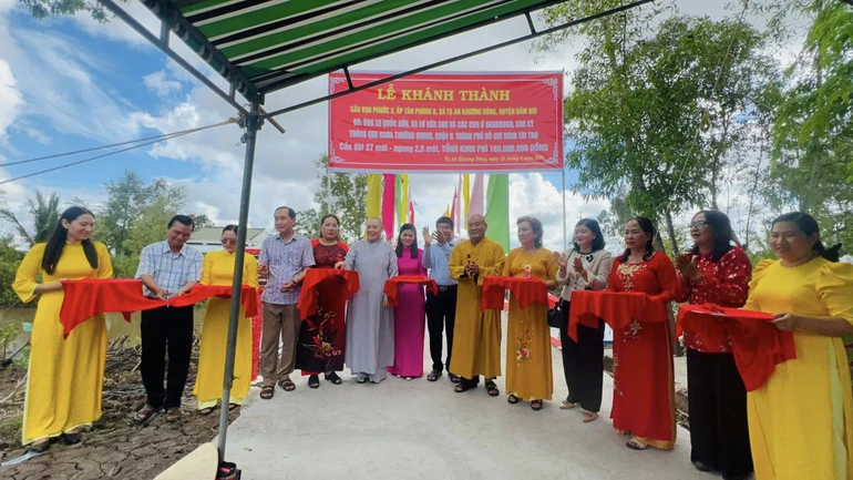 Cắt băng khánh thành cầu Vạn Phước 2, tại ấp Tân Phong B, xã Tạ An Khương Đông