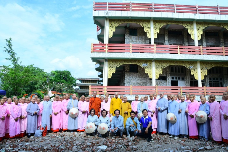 Phái đoàn GHPGVN TP.HCM thăm, chia sẻ khó khăn với tu viện bị ảnh hưởng nặng nề tại Mandalay