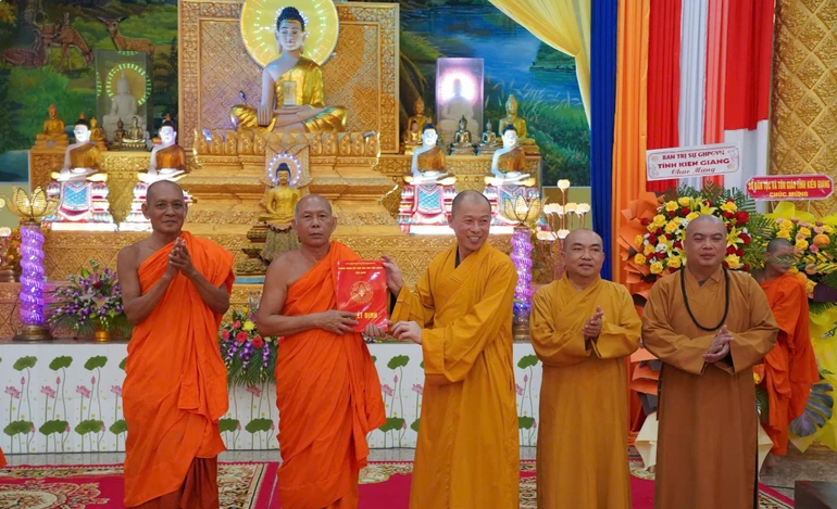 Thượng tọa Thích Minh Nhẫn trao quyết định thành lập Trường Trung cấp Phật học Nam tông Khmer Kiên Giang đến Hòa thượng Danh Đổng và chư tôn đức Hội Đoàn kết sư sãi yêu nước tỉnh Kiên Giang