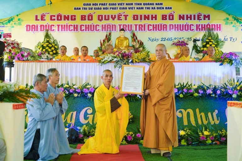 Hòa thượng Thích Phước Minh trao quyết định đến Đại đức Thích Chúc Hân, tân trụ trì chùa Phước Khánh