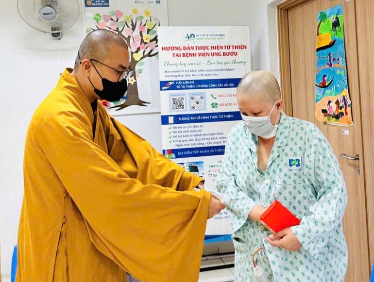 Đại đức Thích Minh Phú hỗ trợ viện phí đến bệnh nhân có hoàn cảnh khó khăn tại Bệnh viện Ung Bướu TP.HCM - cơ sở 2