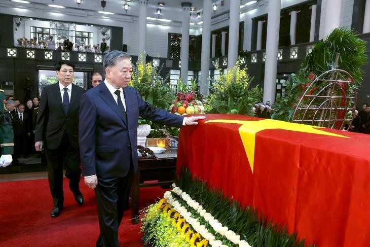 Đoàn Ban chấp hành Trung ương Đảng do Tổng Bí thư Tô Lâm dẫn đầu vào viếng nguyên Chủ tịch nước Trần Đức Lương tại Nhà tang lễ Quốc gia - Ảnh: TTXVN
