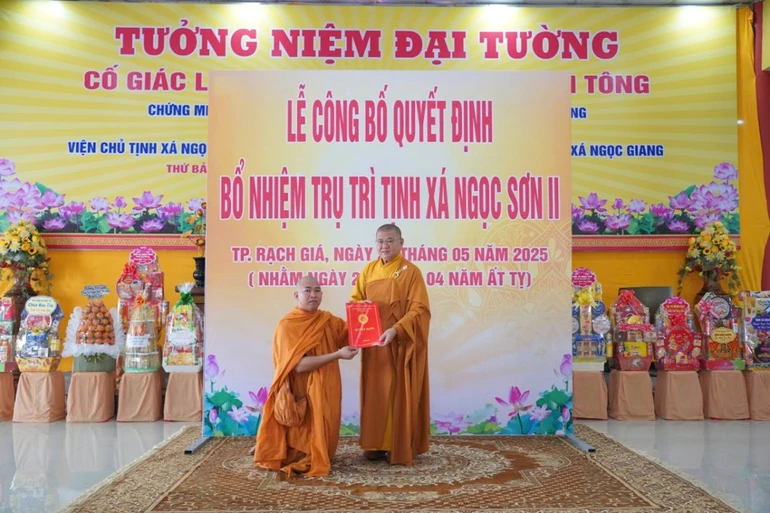 Thượng tọa Thích Minh Tiến trao quyết định bổ nhiệm trụ trì tịnh xá Ngọc Sơn II đến Đại đức Thích Minh Kính 