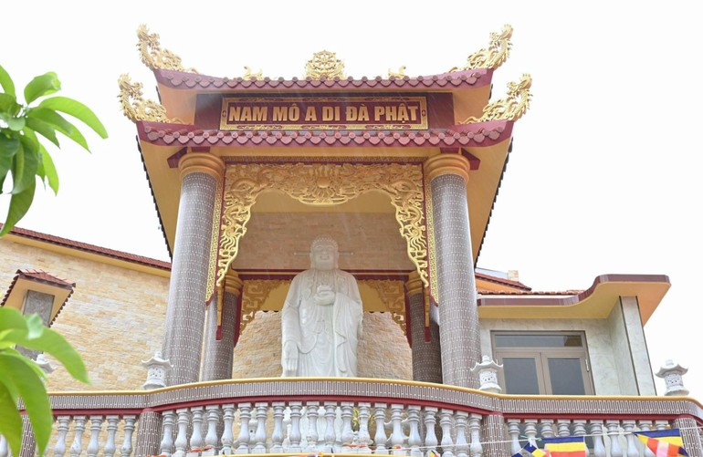 An vị tôn tượng Đức Phật A Di Đà trong khuôn viên chùa Phước Lâm 