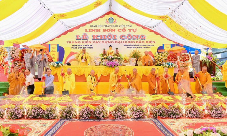 Chư tôn đức, đại biểu thực hiện nghi thức động thổ khởi công đại trùng tu Linh Sơn cổ tự