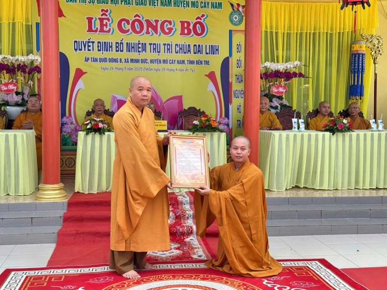 Thượng tọa Thích Trí Thọ trao quyết định bổ nhiệm trụ trì chùa Oai Linh đến Đại đức Thích Đức Phát 