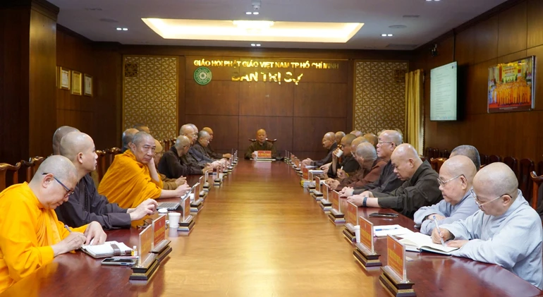 Chư tôn đức Tăng Ni Ban Thường trực tham dự họp