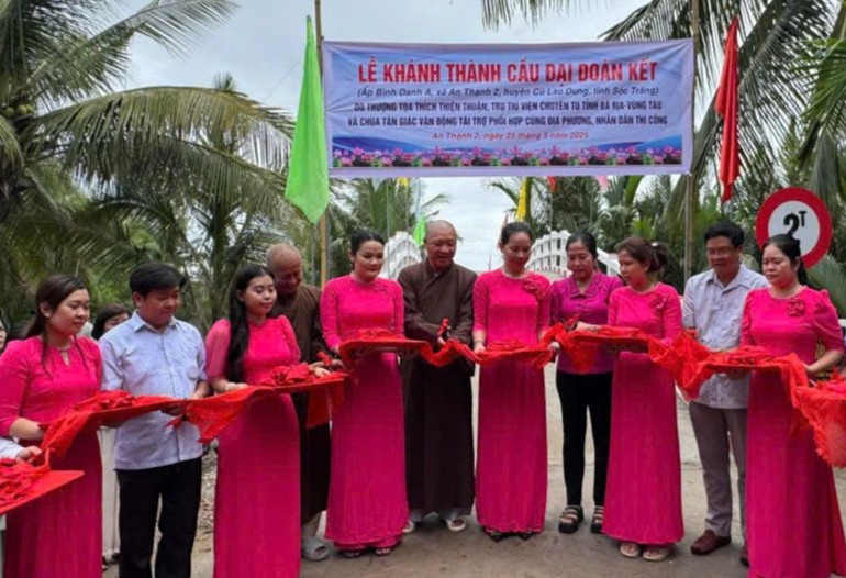 Cắt băng khánh thành cầu nông thôn Đại Đoàn Kết