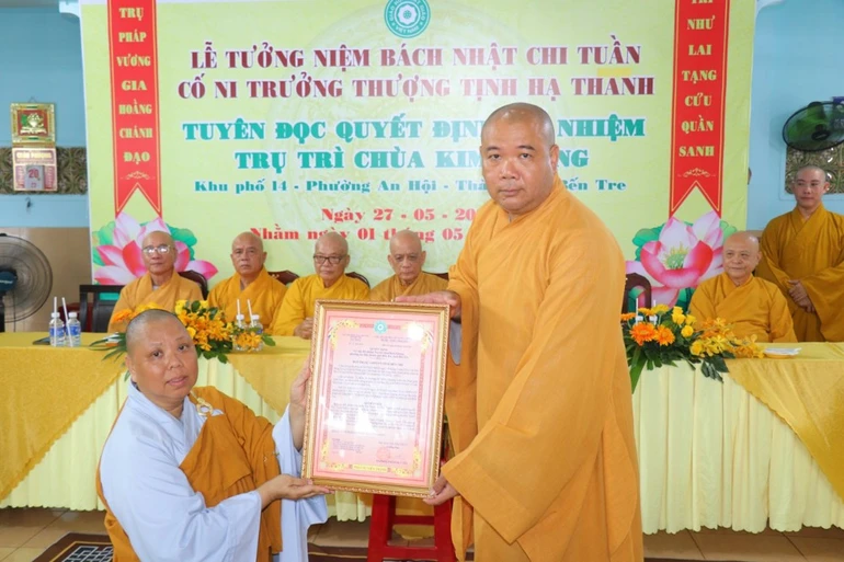 Thượng tọa Thích Trí Thọ trao quyết định bổ nhiệm trụ trì chùa Kim Quang đến Ni sư Thích nữ Chúc Nghiêm
