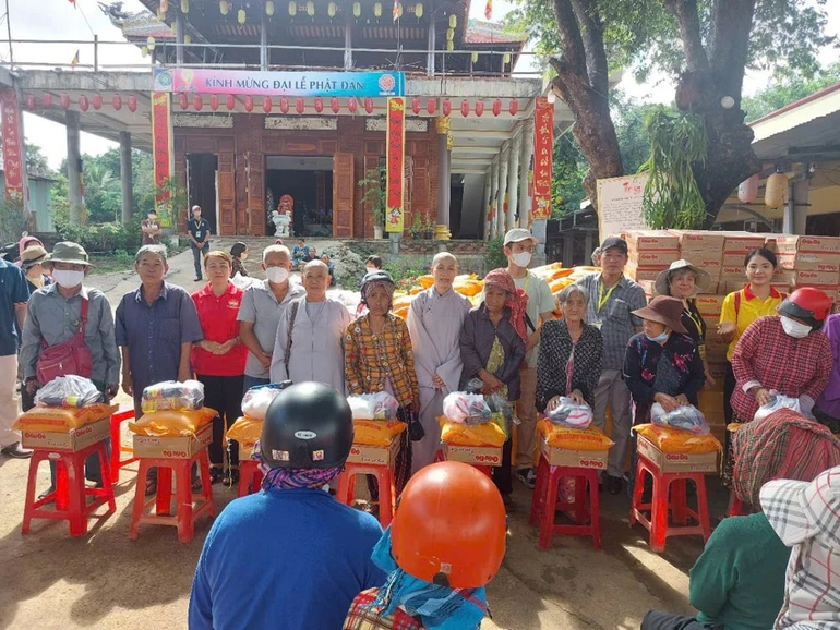 Đoàn từ thiện trao quà đến bà con dân tộc thiểu số, hộ nghèo tại TX.Bình Long và H.Hớn Quản