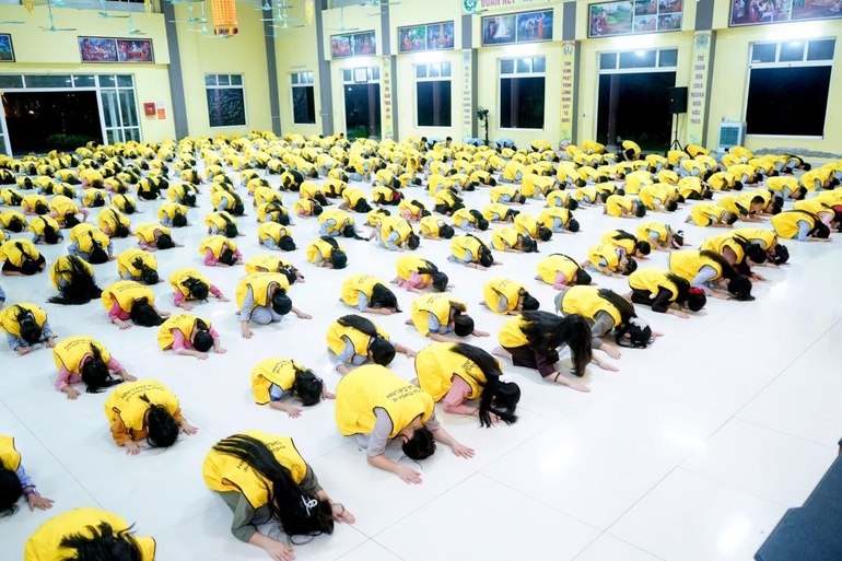 Các em thực hành các nghi thức ở chùa do Ban Tổ chức hướng dẫn