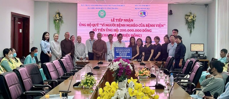 Chị Lê Thị Thu Hà trao 200 triệu đồng hỗ trợ cho bệnh nhân nghèo của Bệnh viện Bà Rịa