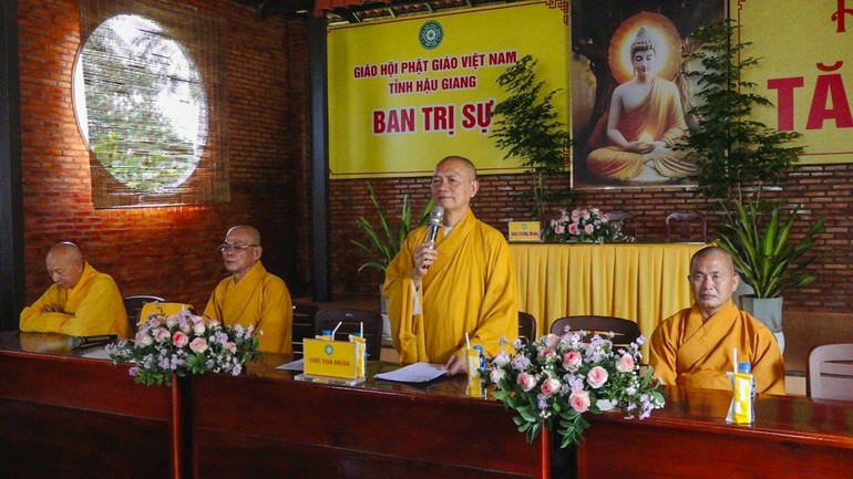 Thượng tọa Thích Phước Thành chủ trì buổi họp