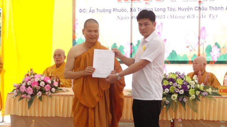 Ông Trần Văn Dũng trao quyết định thành lập điểm sinh hoạt tôn giáo tập trung Ngọc Phật đến Đại đức Thích Minh Tiến