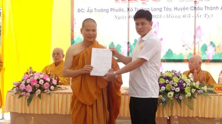 Ông Trần Văn Dũng trao quyết định thành lập điểm sinh hoạt tôn giáo tập trung Ngọc Phật đến Đại đức Thích Minh Tiến