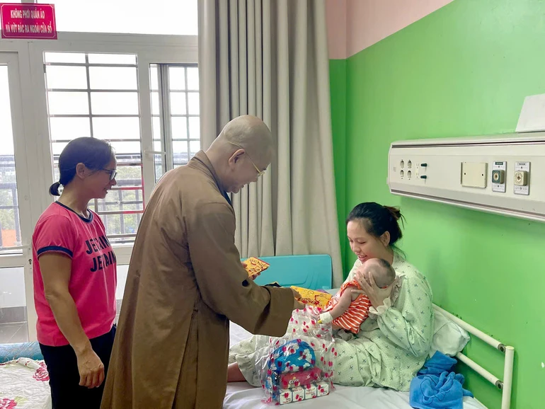 Đại đức Thích Thiện Triều đã trao quà đến bệnh nhi Bệnh viên Bà Rịa