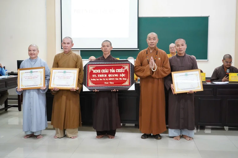 Ban Thường trực tỉnh trao Bằng tuyên dương công đức, khánh vàng lưu niệm đến lãnh đạo Ban Trị sự Phật giáo các huyện thị thành 