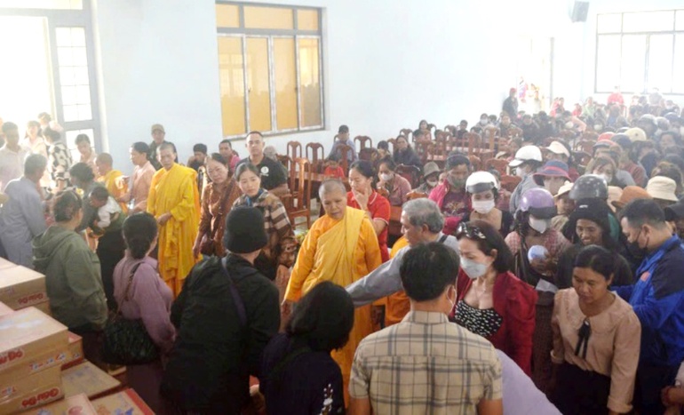  Ban Từ thiện xã hội Phật giáo TP.Buôn Ma Thuột trao quà cho các gia đình tại xã Ea Tul, H.Cư M’gar