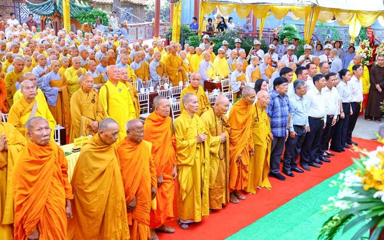 Chư tôn đức niệm Phật cầu gia hộ, chào Quốc kỳ và Đạo kỳ