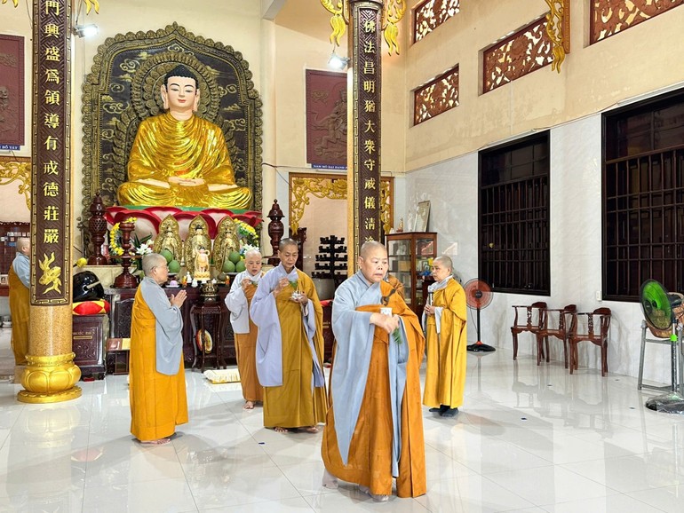 Chư Ni Thường trực Phân ban Ni giới tỉnh cử hành nghi thức kiết giới