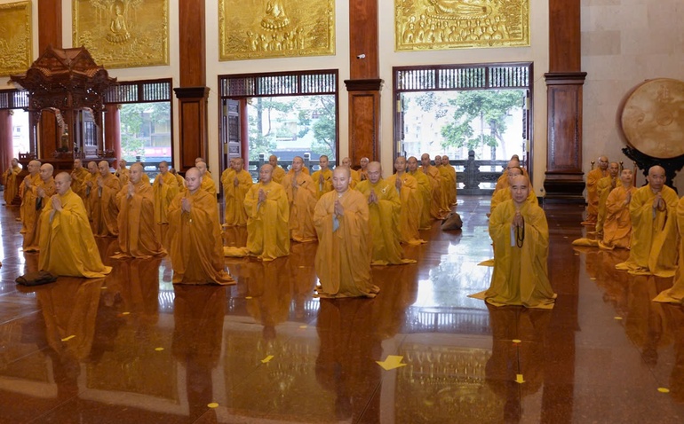 Chư Tăng trong Lễ tác pháp thọ an cư, tại Việt Nam Quốc Tự, vào sáng 12-5-Ất Tỵ - Ảnh: Bảo Toàn/BGN