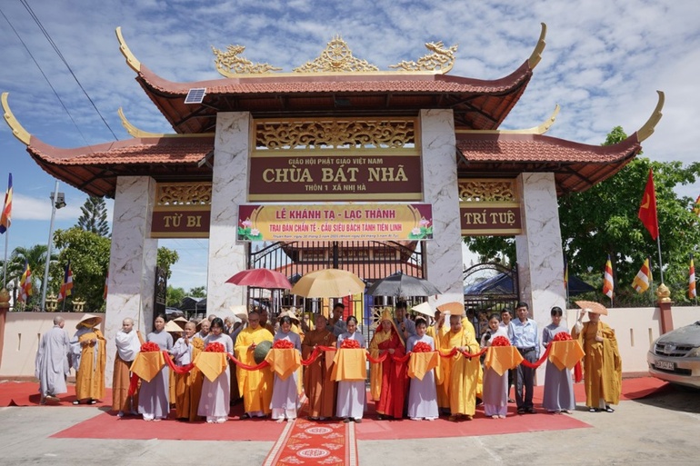 Chư tôn đức cắt băng khánh thành chùa Bát Nhã sau gần 5 năm trùng tu