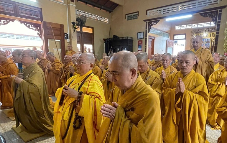 Chư Tăng niêm hương bạch Phật, đảnh lễ Tam bảo tại chánh điện chùa Long Phước