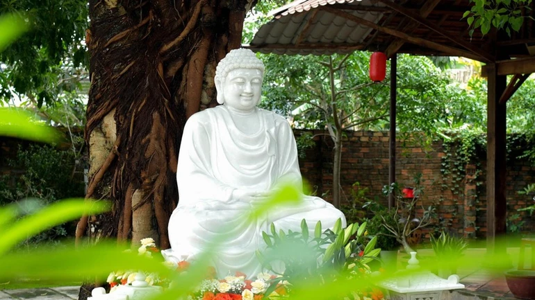 Tôn tượng Đức Bổn Sư Thích Ca Mâu Ni được tôn trí trong khuôn viên chùa Linh Hòa