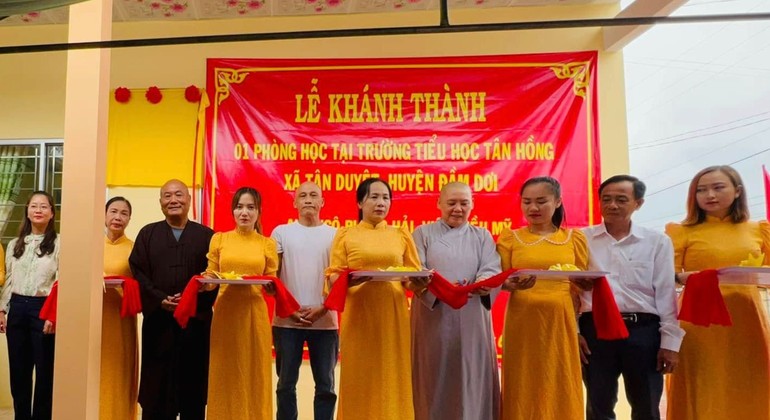 Cắt băng khánh thành phòng học cho học sinh Trường Tiểu học Tân Hồng, xã Tân Duyệt